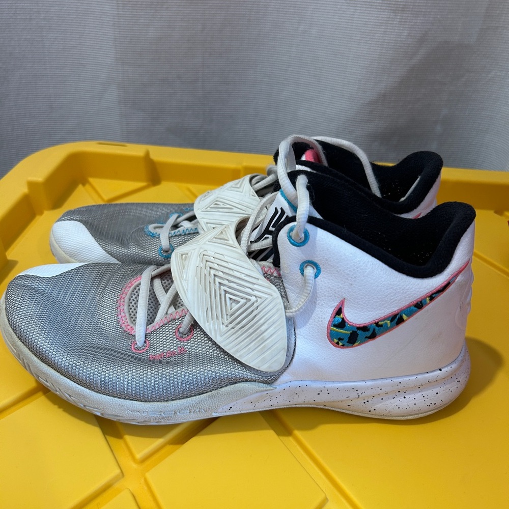 Nike Kyrie Flytrap 3 South Beach Basketball Shoes - size 11 - Picture 2 of 6